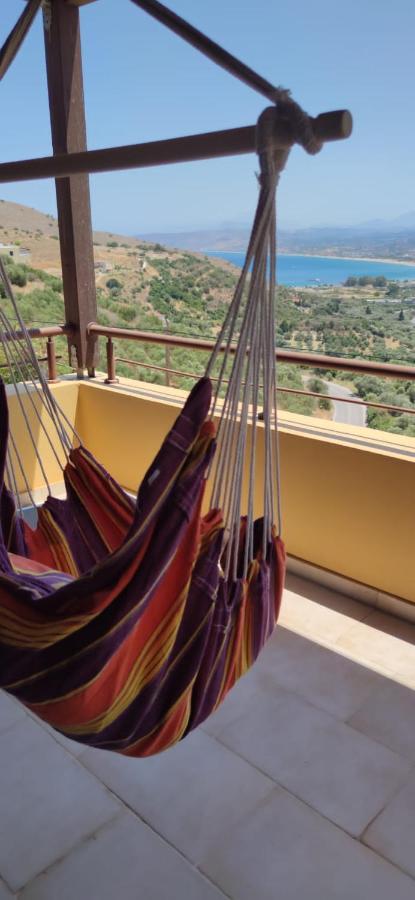 Grosses Haus Mit Traumhaftem Ausblick Apartment เยโอริยิอูโปลิส ภายนอก รูปภาพ
