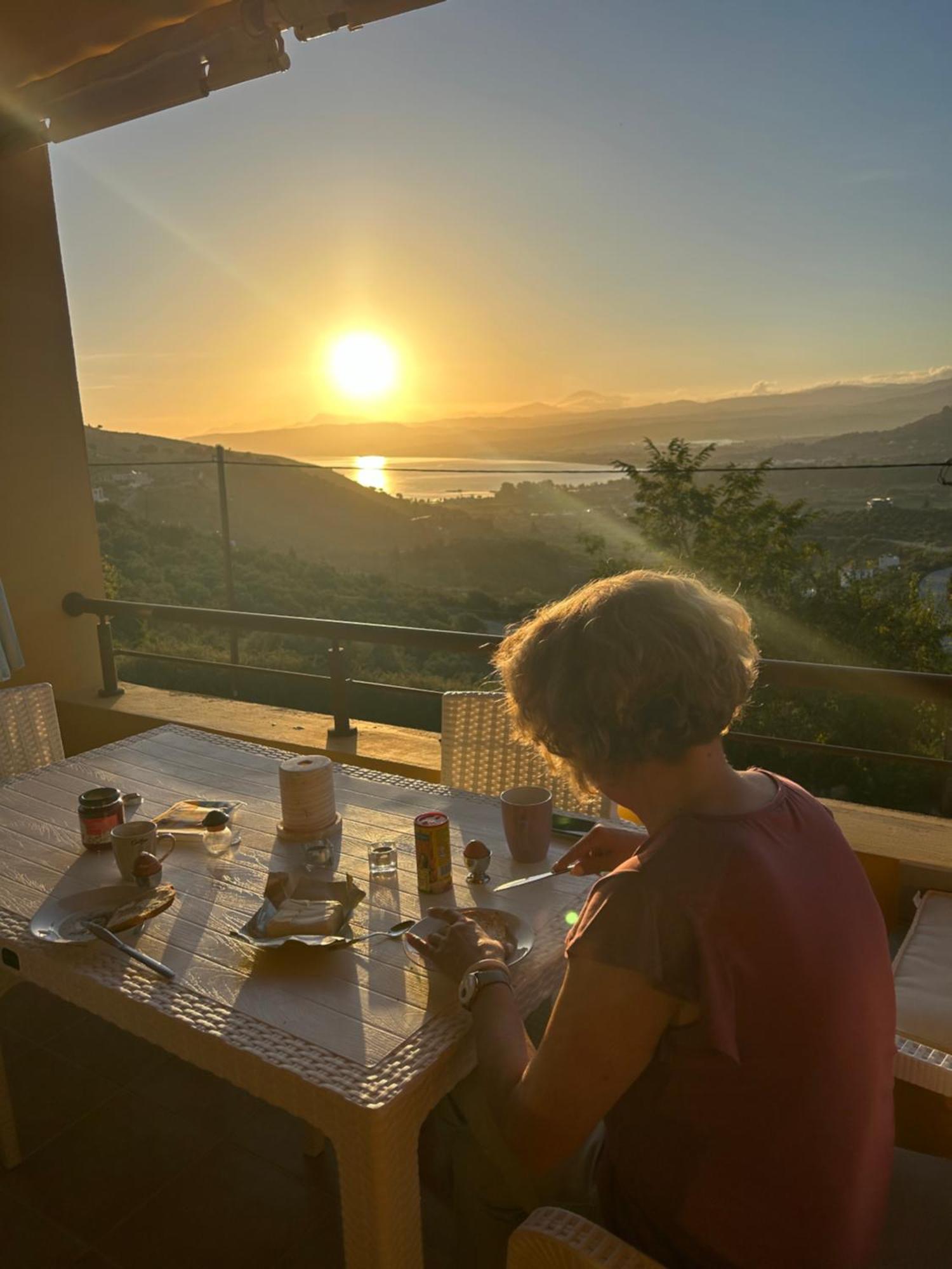 Grosses Haus Mit Traumhaftem Ausblick Apartment เยโอริยิอูโปลิส ภายนอก รูปภาพ